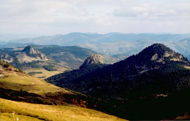 "Panorama des boutières", Phonolites dykes (coming out of formerly very viscous magmas) in "le cirque des Boutières", Haute-Loire - Click to enlarge